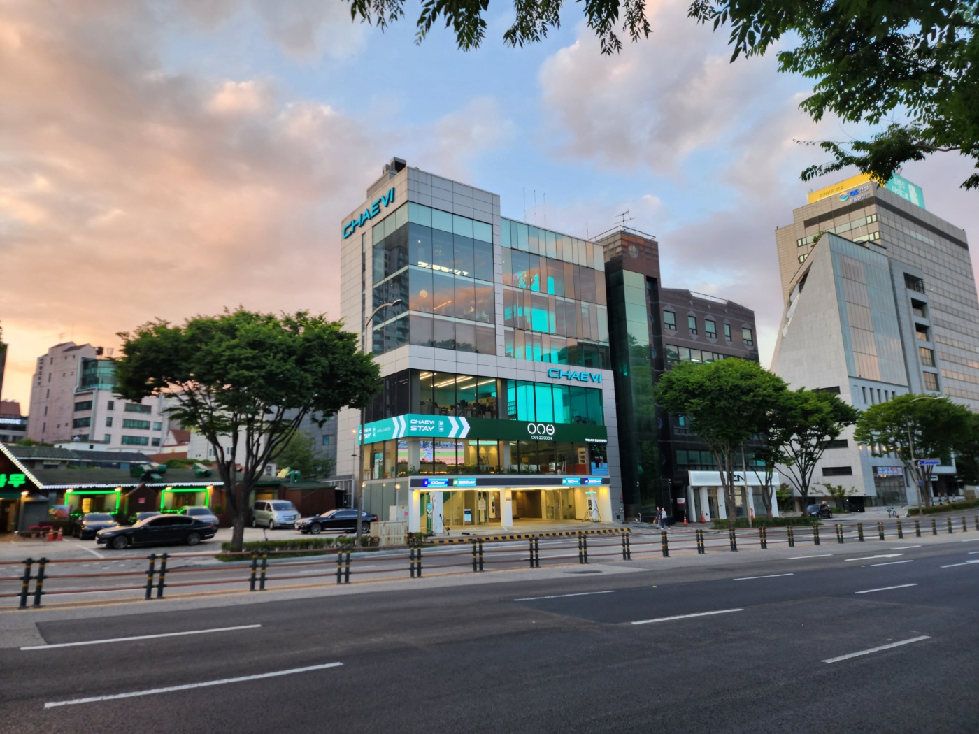 EV 충전·휴식·다이닝·세차를 '한 곳에서'… 핫플로 뜨는 복합충전문화공간 ‘채비스테이’